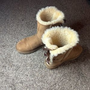 Size 9 women’s Uggs with bows